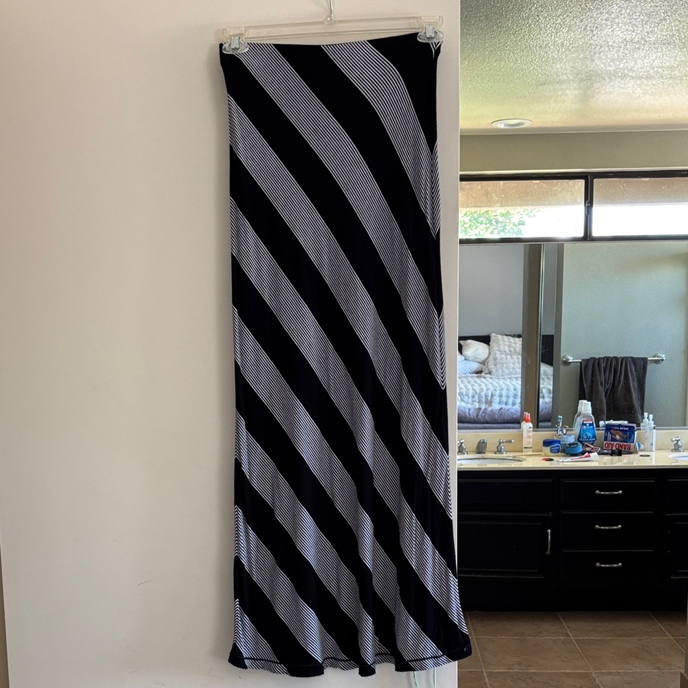 Max Studio Black and White Diagonal Stripe Maxi Skirt